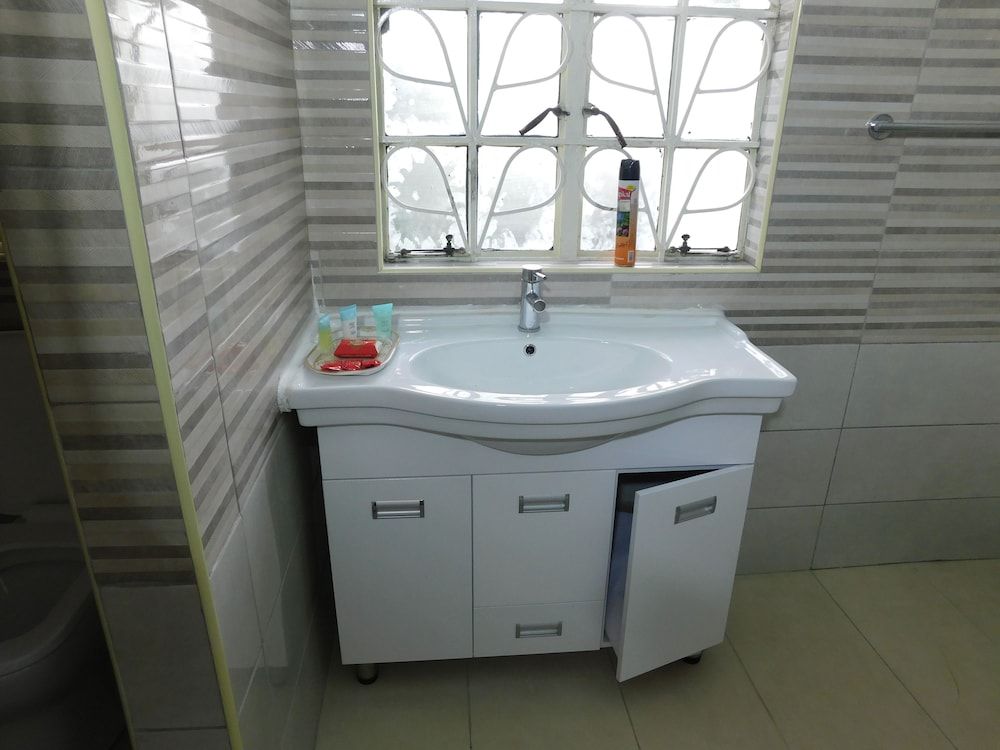 Regal Suites - Kenya Deluxe Suite (King) 23