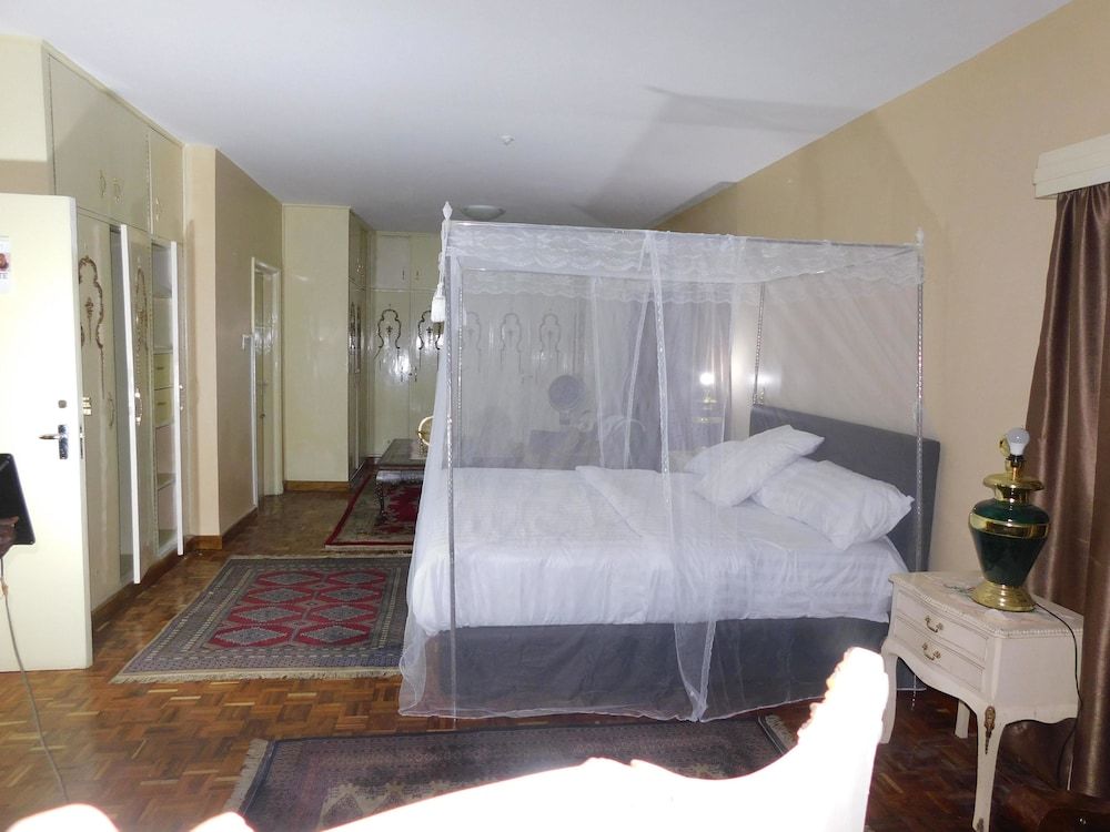 Regal Suites - Kenya Deluxe Suite (King) 6