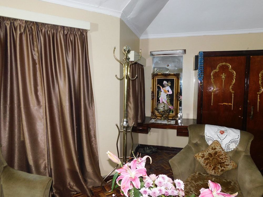 Regal Suites - Kenya Deluxe Suite (King) 3