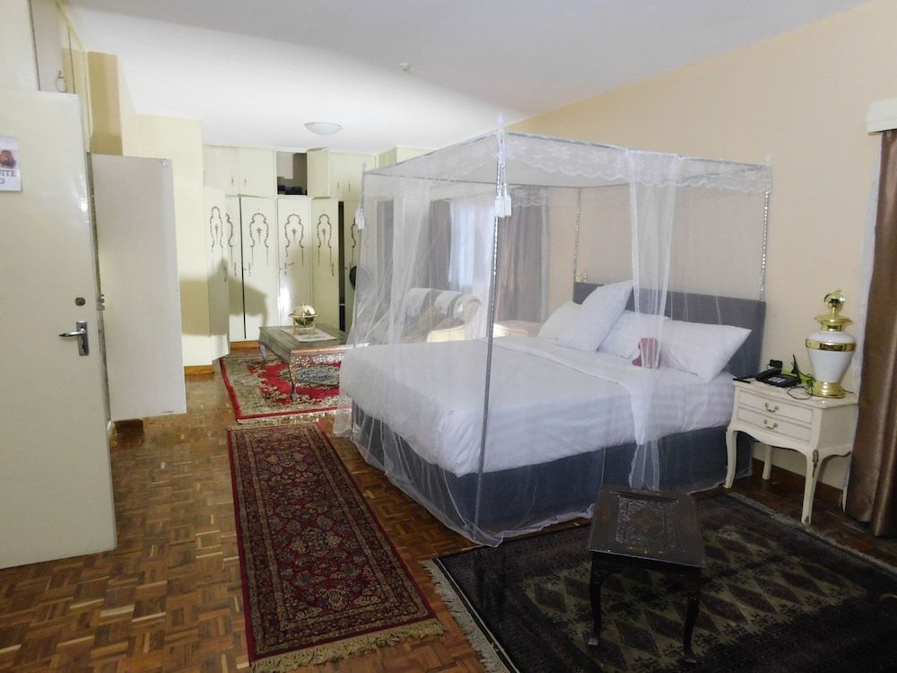 Regal Suites - Kenya Deluxe Suite (King) 11