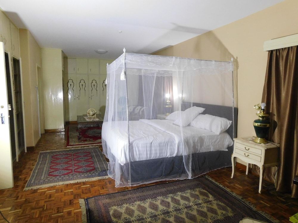 Regal Suites - Kenya Deluxe Suite (King) 4