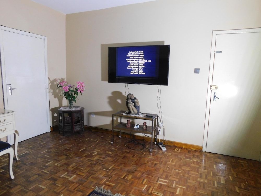 Regal Suites - Kenya Deluxe Suite (King) 2