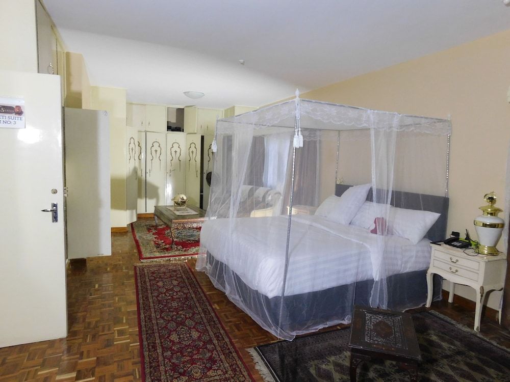 Regal Suites - Kenya Deluxe Suite (King) 14