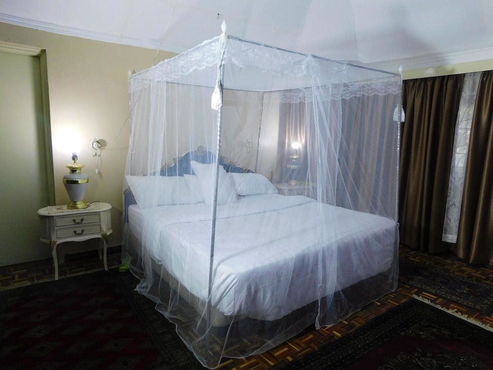 Regal Suites - Kenya Deluxe Suite (King) 9