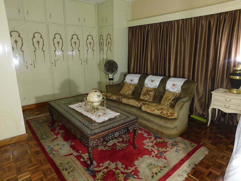 Regal Suites - Kenya Deluxe Suite (King) 8