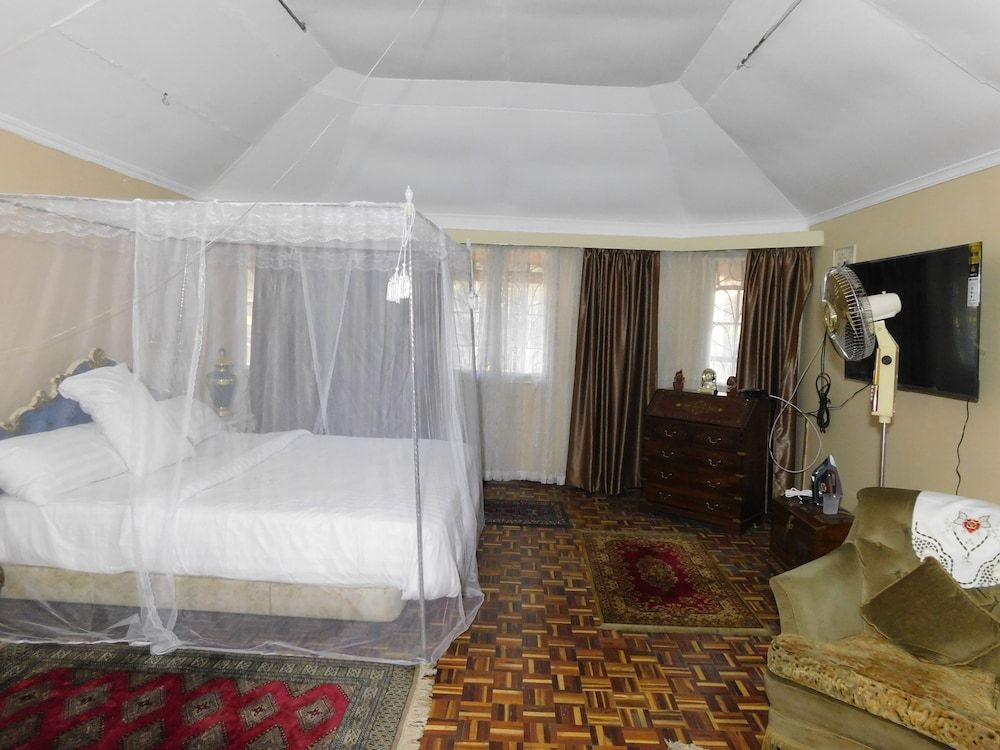 Regal Suites - Kenya Deluxe Suite (King) 12