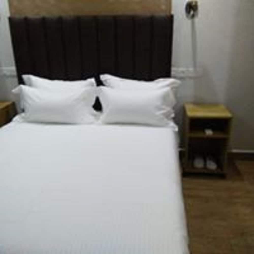 Amelia Hotel Karen Standard Room 2