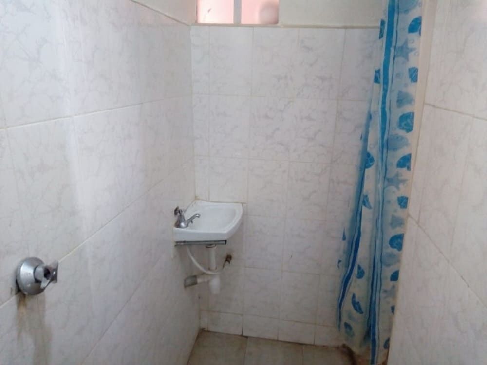 undefined Silverstone Park Bar & Guest House 8