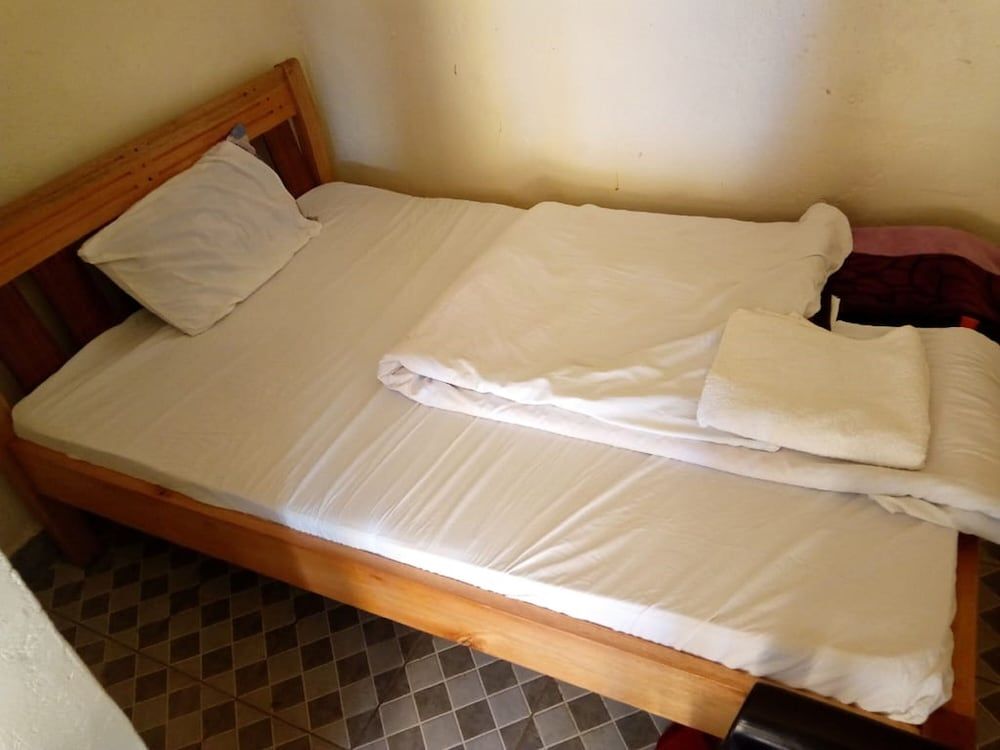 undefined Silverstone Park Bar & Guest House 4