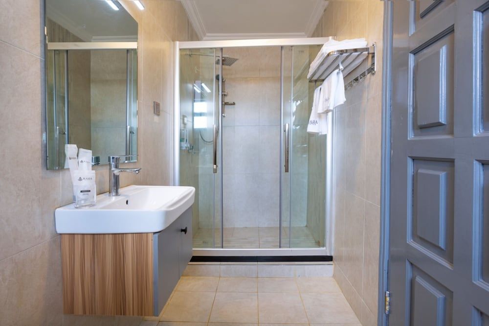 Raha Suites Executive Room 4