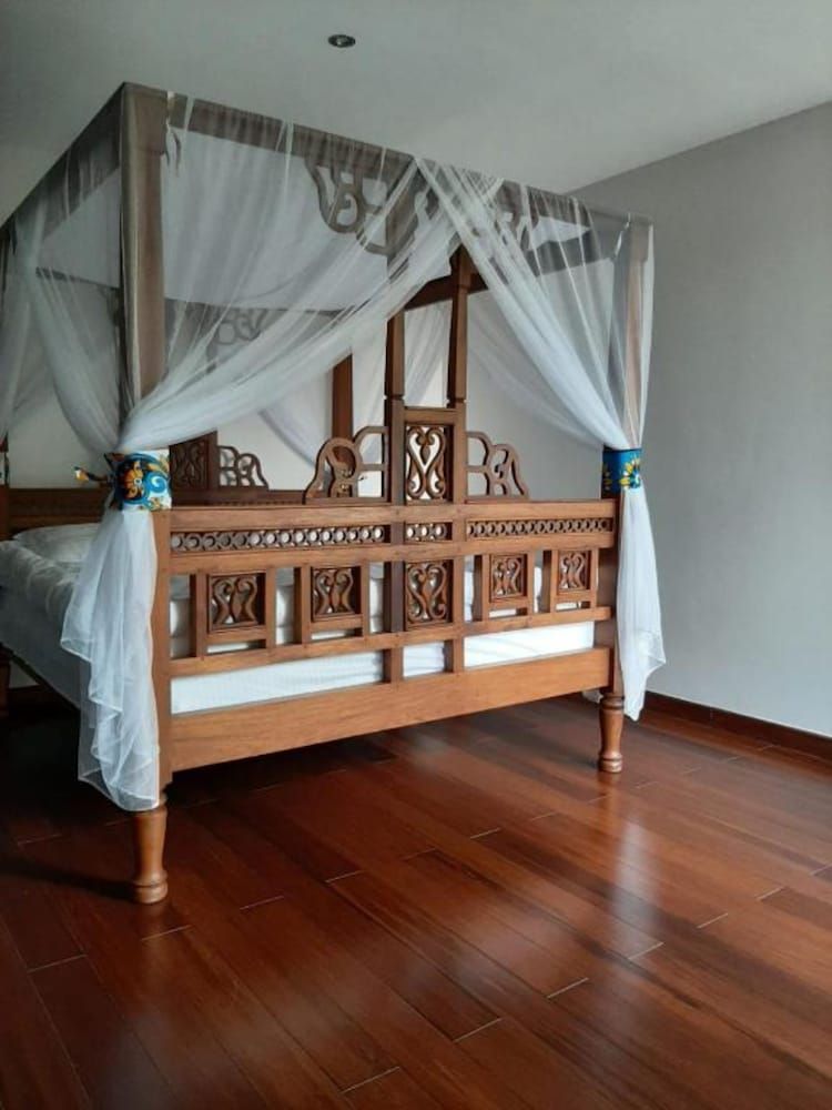 undefined Oilepo B&B 6