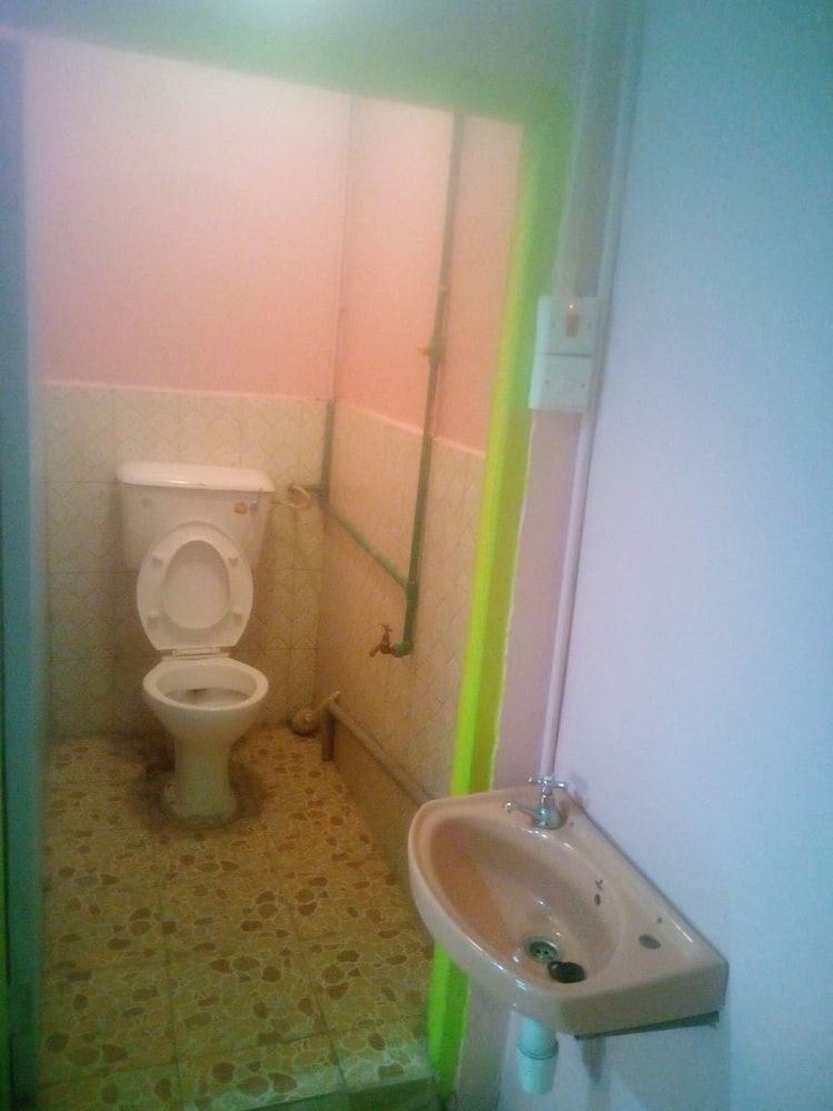 Roadside Inn Restaurant Twin Room 4