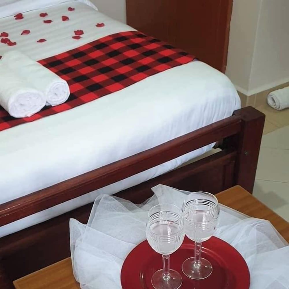 Megg's Place Kisumu Deluxe Double Room, Garden View 8