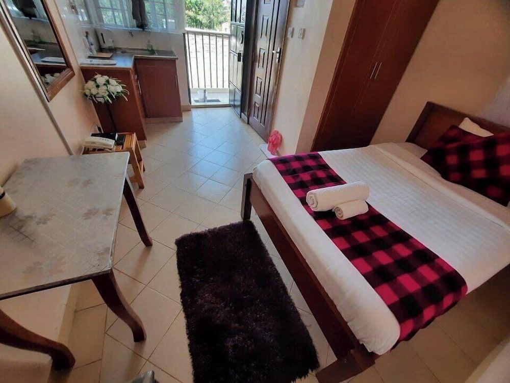 Megg's Place Kisumu Deluxe Double Room, Garden View 7