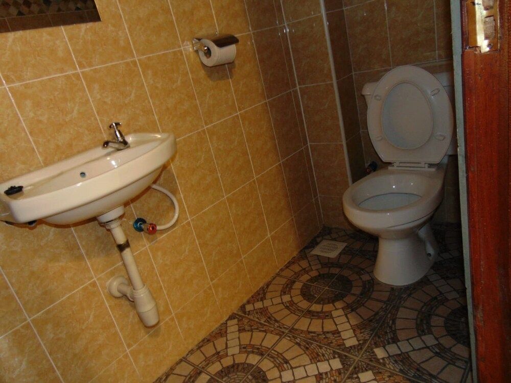 Upperhill View Hotel Twin Room 7