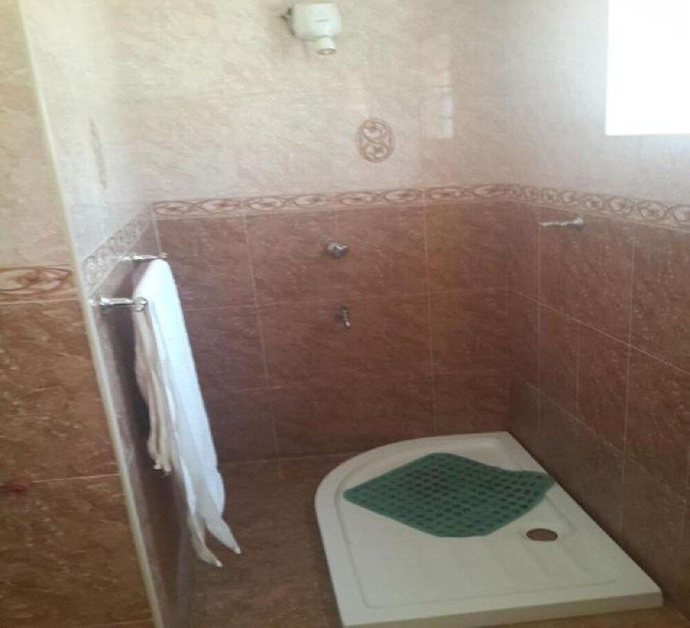 Queens Garden Hotel Single Room 4