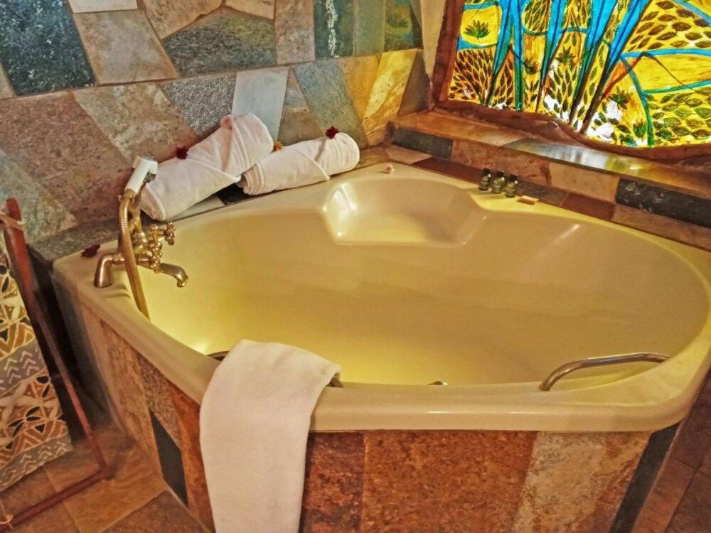 Chui Lodge Deluxe Room 4