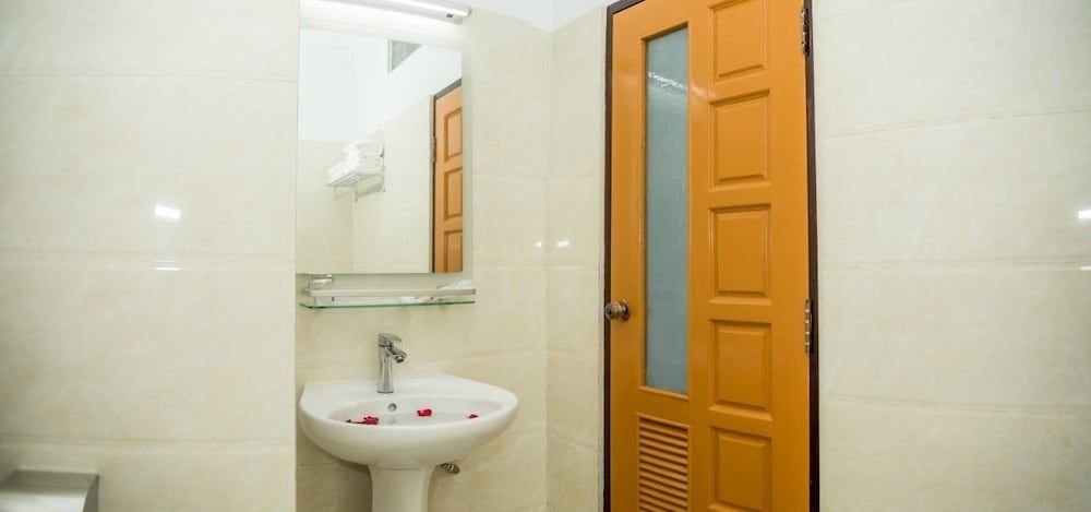 Shwe Pyi Thain Kha Hotel Deluxe Twin Room 5