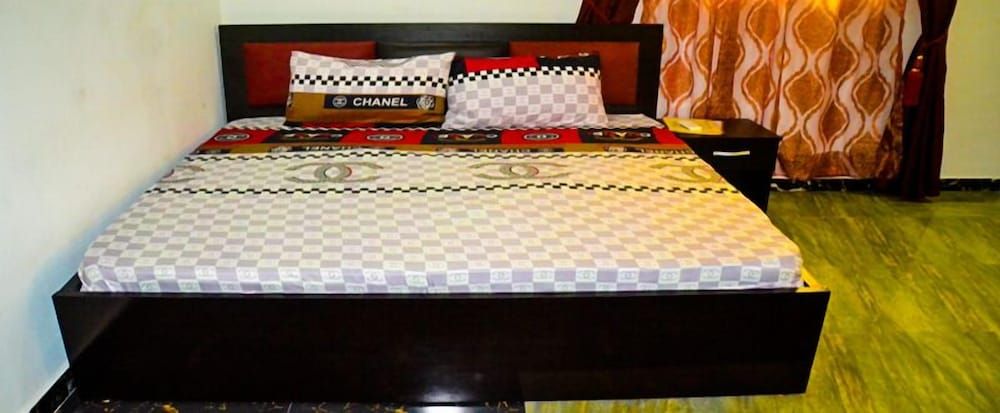 Evaville Hotel N Lounge Deluxe Double Room 2