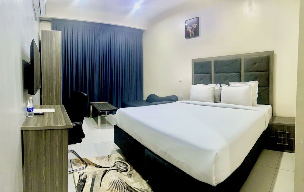 De Rigg Place Victoria Island Deluxe Room 3
