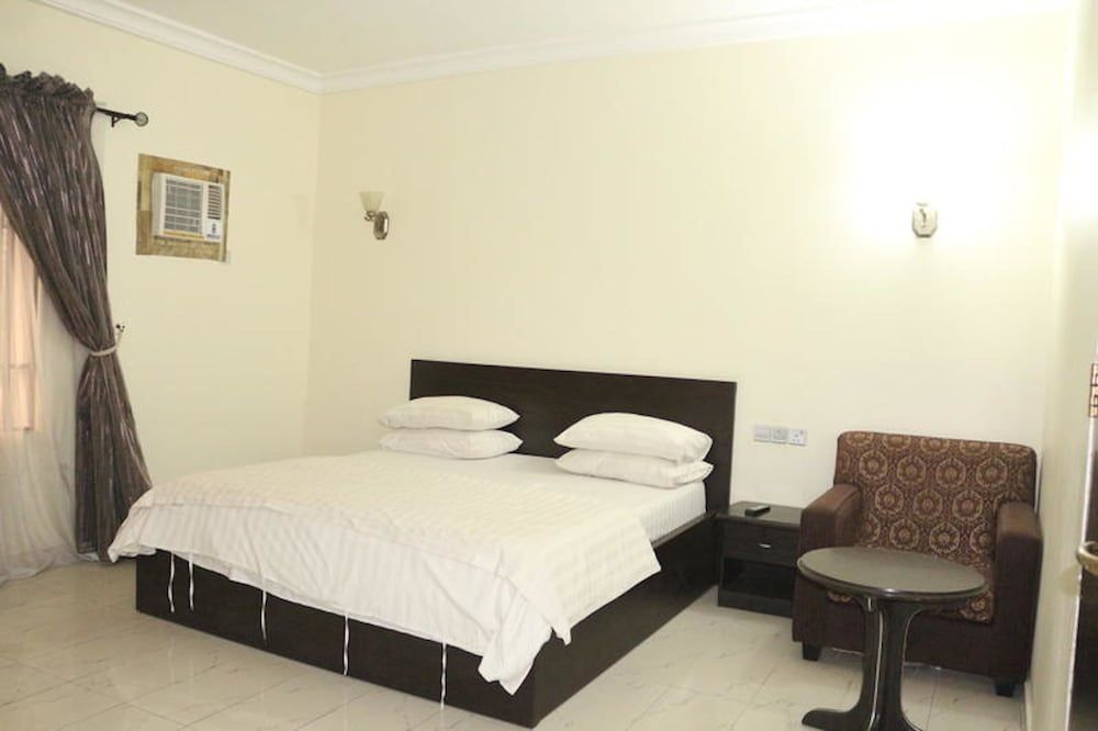 Michelle Suites