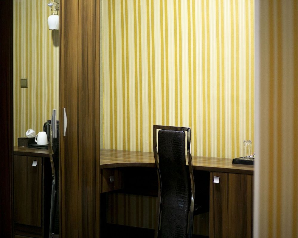 Mahogany Hotel and Suites Royal Room 6