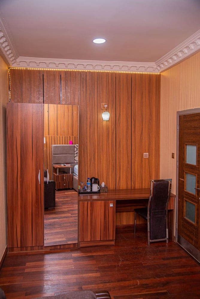 Mahogany Hotel and Suites Royal Room 7