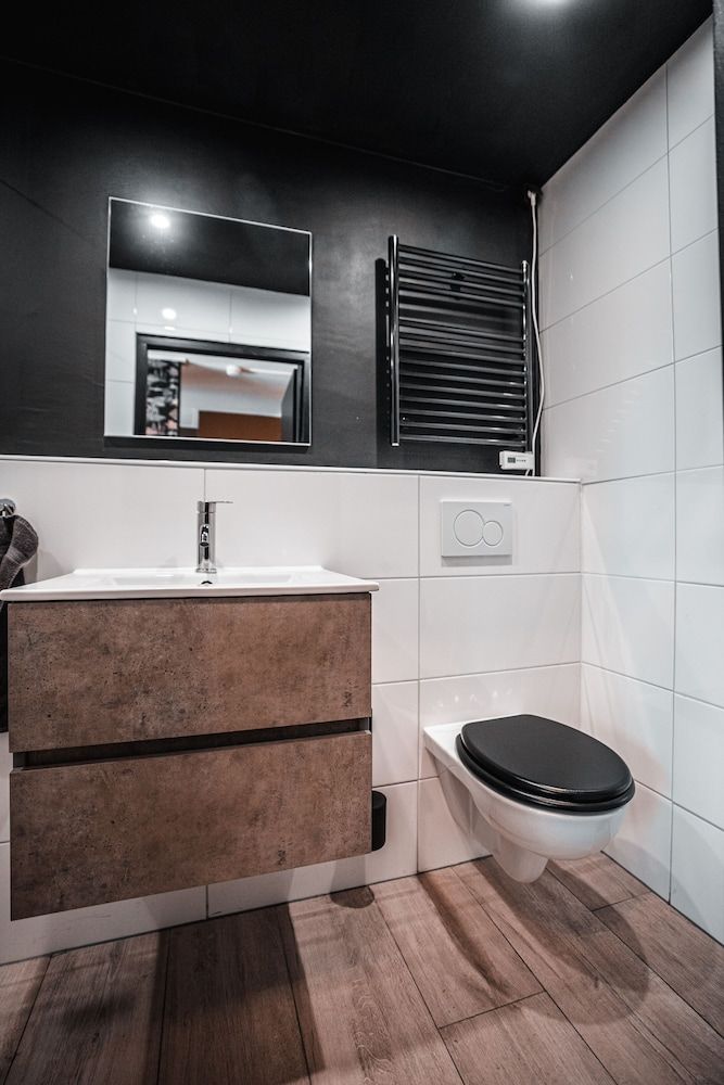 The Aquarium Deluxe Studio Suite 8