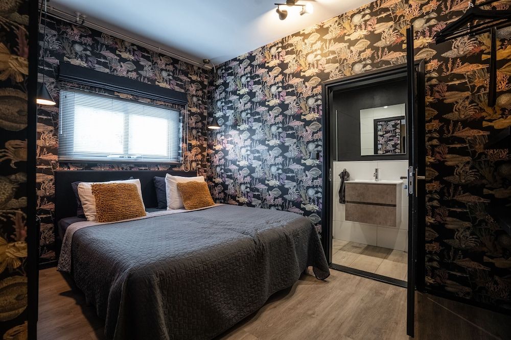 The Aquarium Deluxe Studio Suite 4