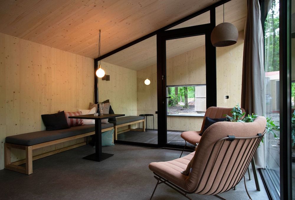 Buitenplaats Petersburg Design Suite, 1 King Bed, Non Smoking, Park View 8