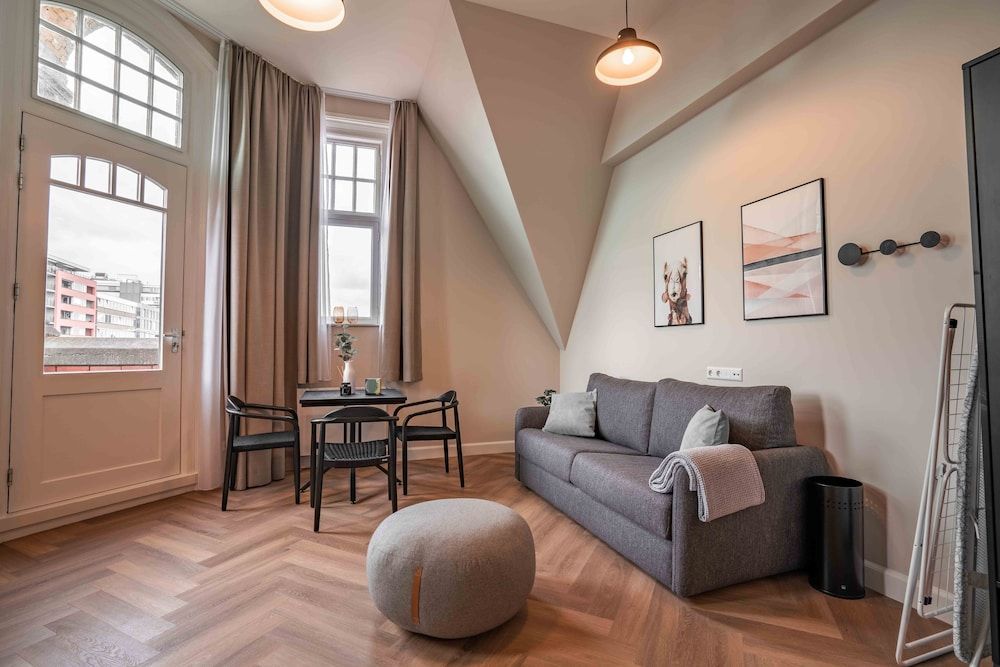 Limehome Den Haag Keizerstraat Suite XL with balcony 4