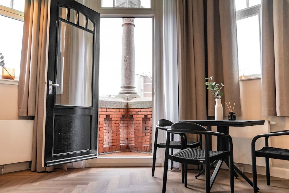 Limehome Den Haag Keizerstraat Suite XL with balcony 7
