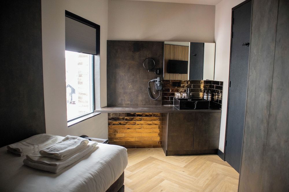 Monument Hotel Triple Room 4