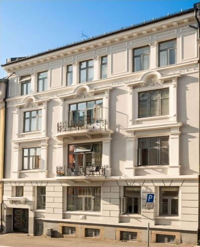 undefined 1 Bedroom Short walk to main street 3