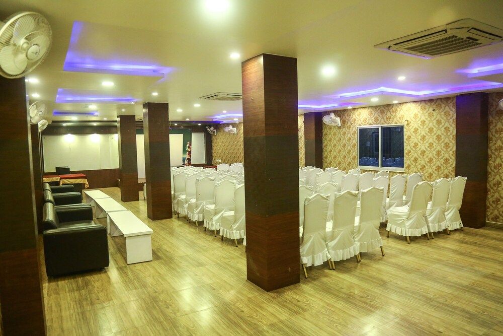 undefined Townhallpartypalace & hotel peace garden 4