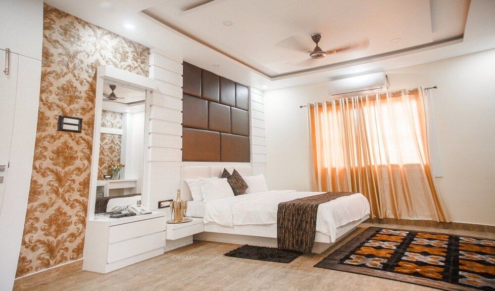 undefined Townhallpartypalace & hotel peace garden 10