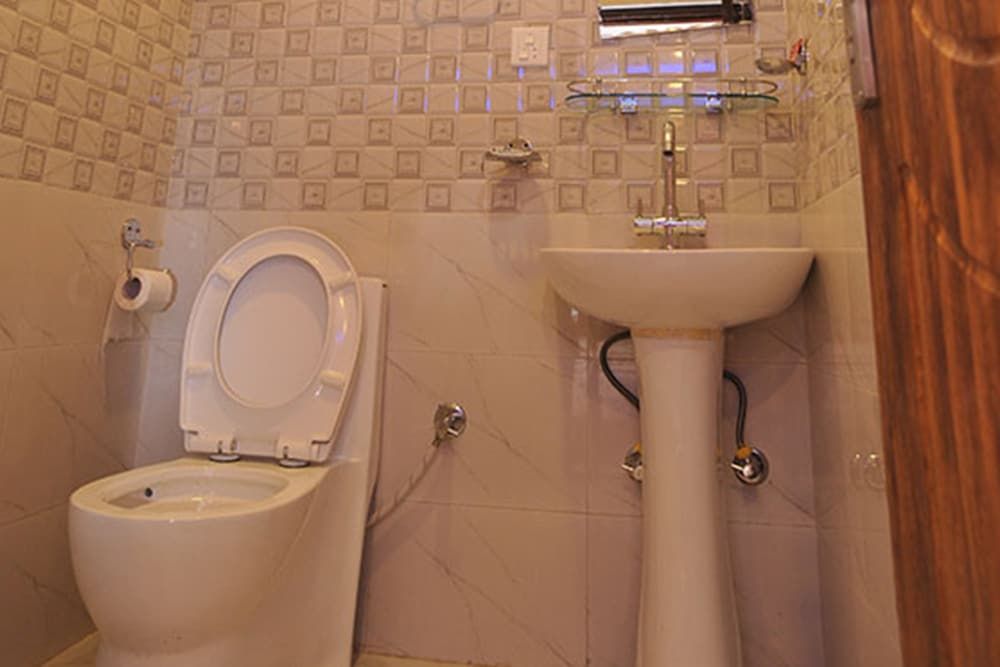 Hotel Arati Deluxe Single Room 9