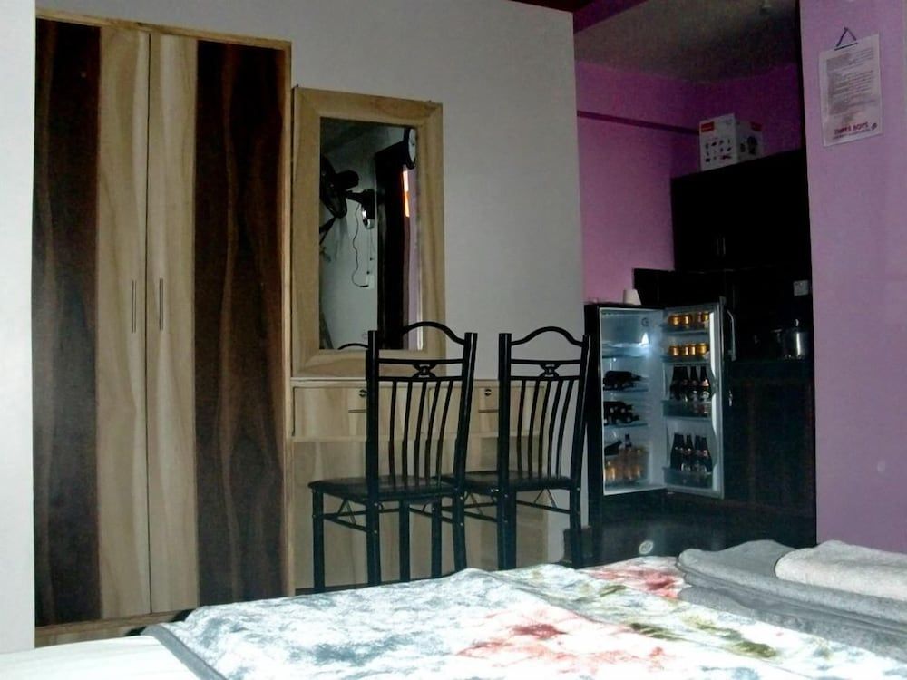 Three Boys Apartment and Guest House Deluxe Single Room, 1 Queen Bed 12