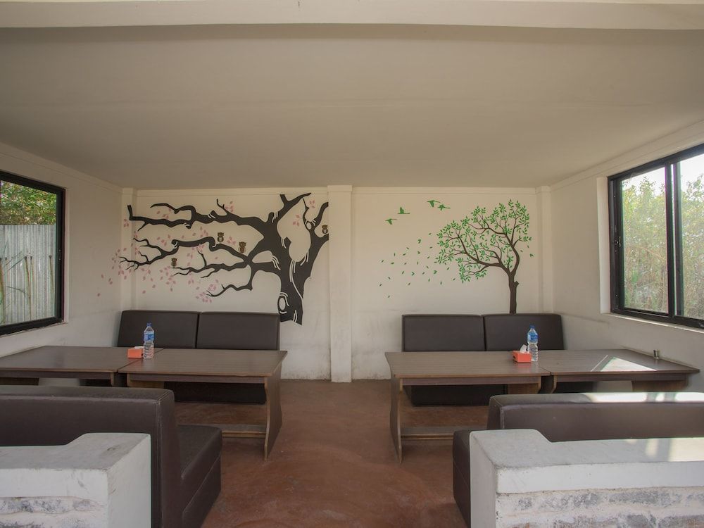 undefined OYO 276 White Orchid Resort 4