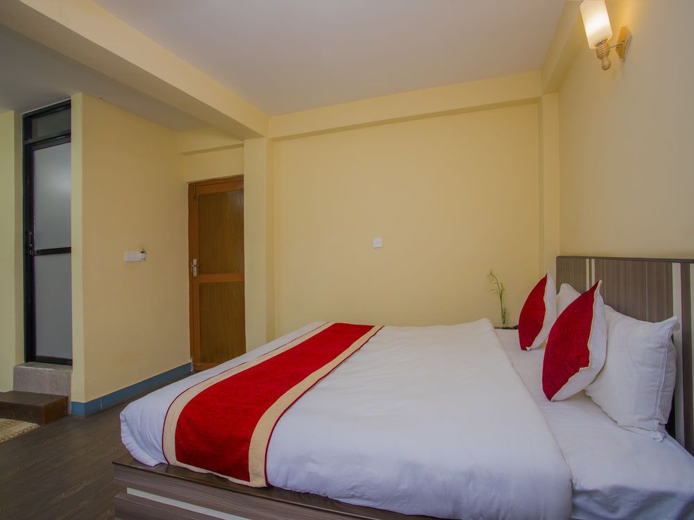 OYO 297 Hotel Aayam Double Room, 1 Queen Bed 5
