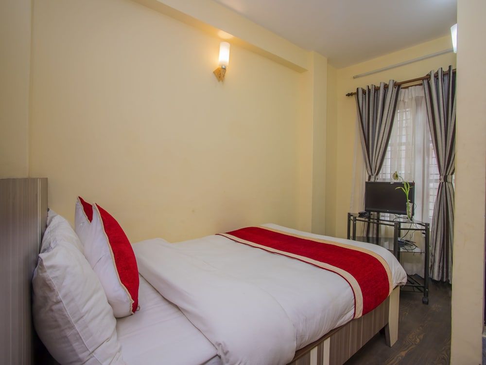 OYO 297 Hotel Aayam Deluxe Room, 1 King Bed 2