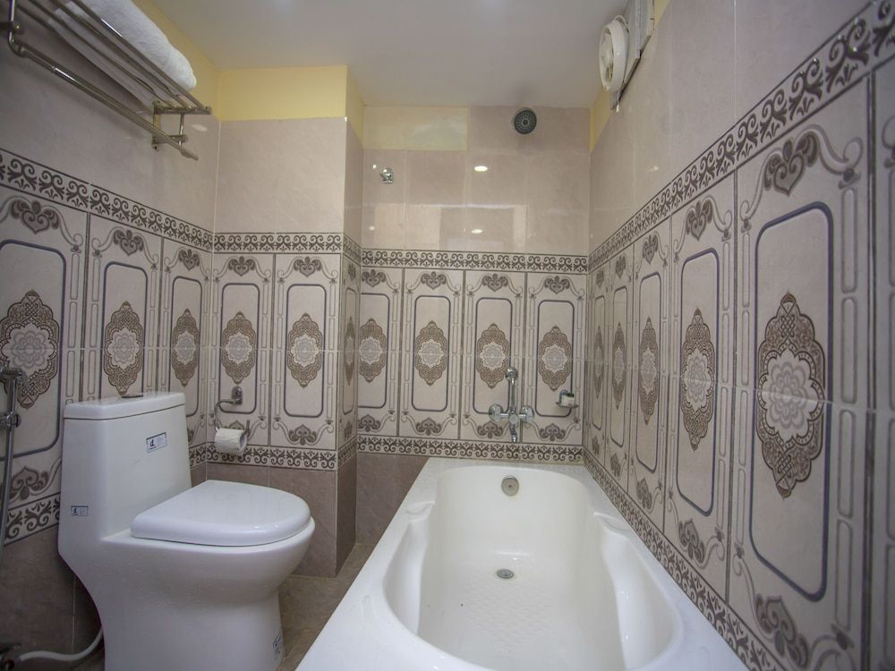 OYO 297 Hotel Aayam Deluxe Room, 1 King Bed 5