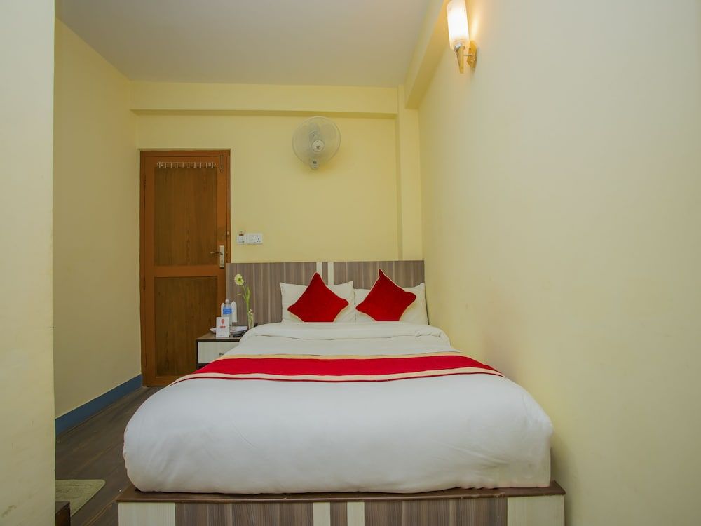 OYO 297 Hotel Aayam Deluxe Room, 1 King Bed 4