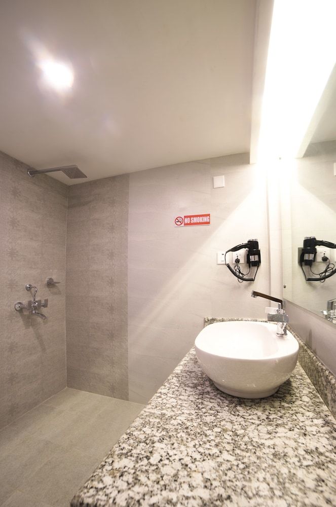 Ganapati Airport Hotel Deluxe Room 7