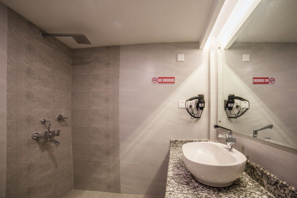 Ganapati Airport Hotel Deluxe Room 5