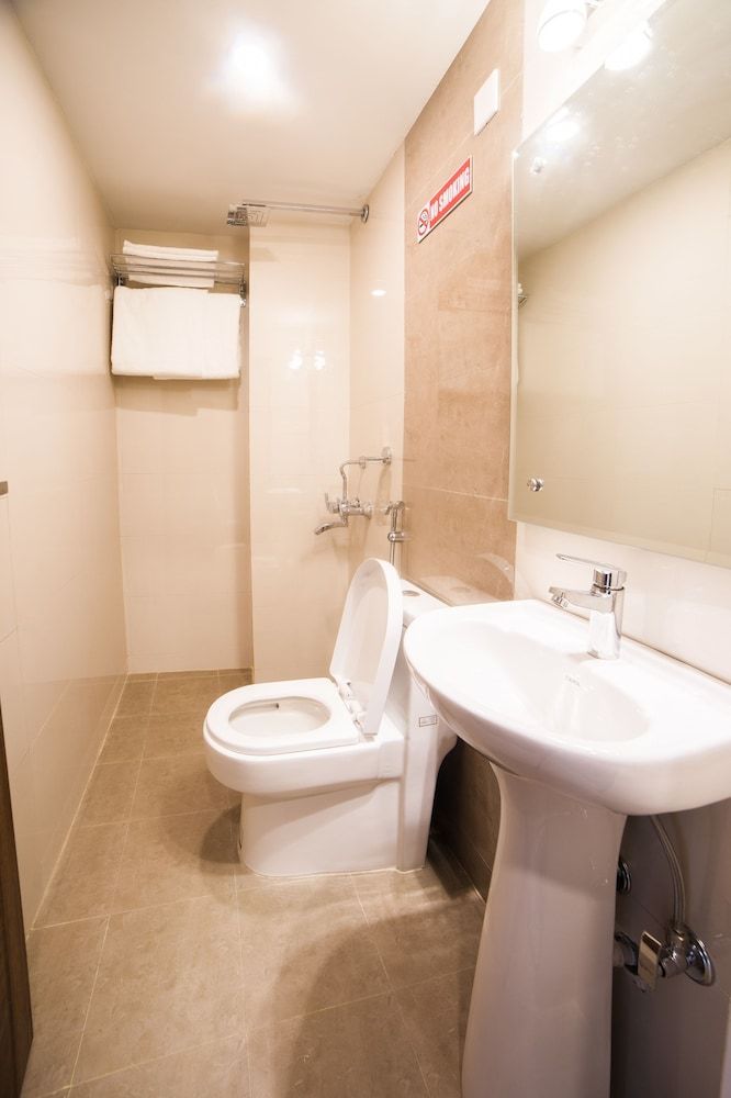 Ganapati Airport Hotel Deluxe Room 6