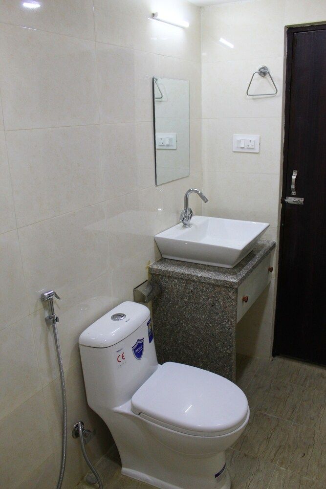 Hotel Raj Mahal Deluxe Triple Room 8