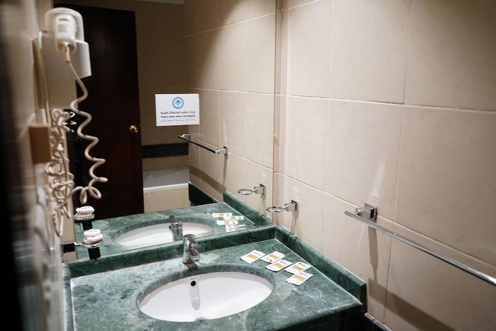 Orouq Al-Dahab Hotel Quintuple Room 5