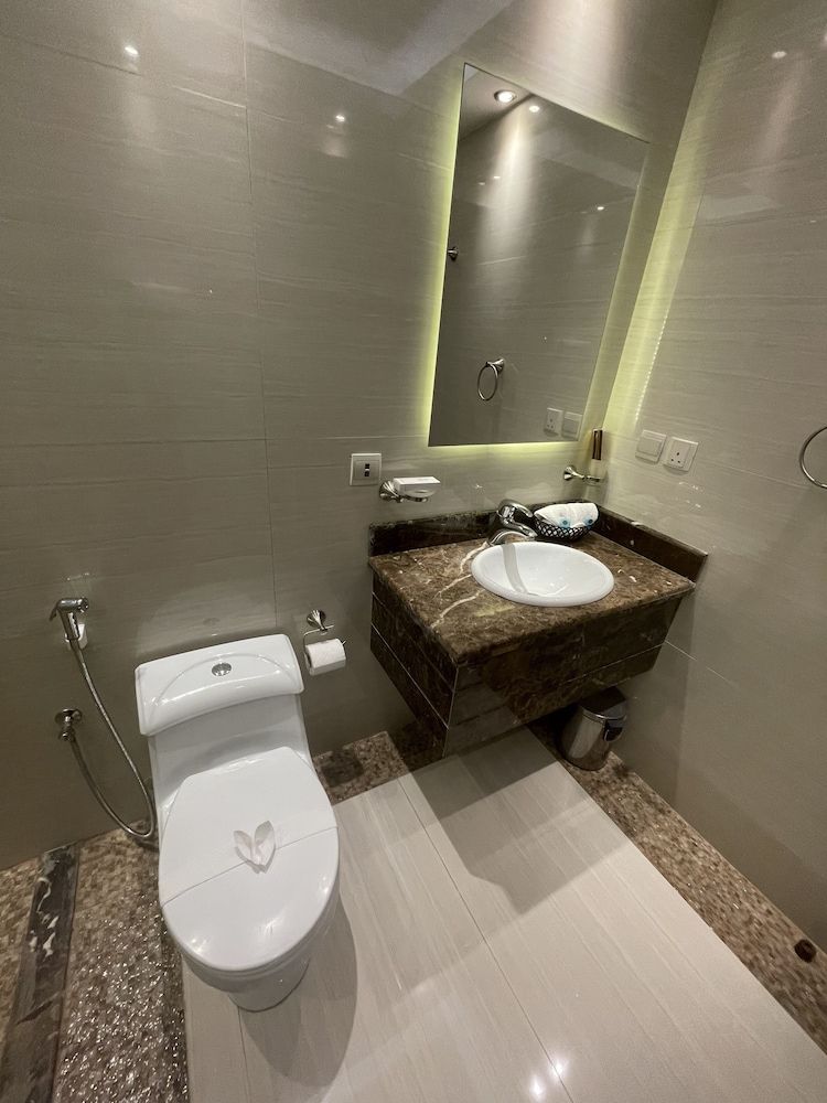 Private Luxury Suites - Al Hamra Standard Room 4