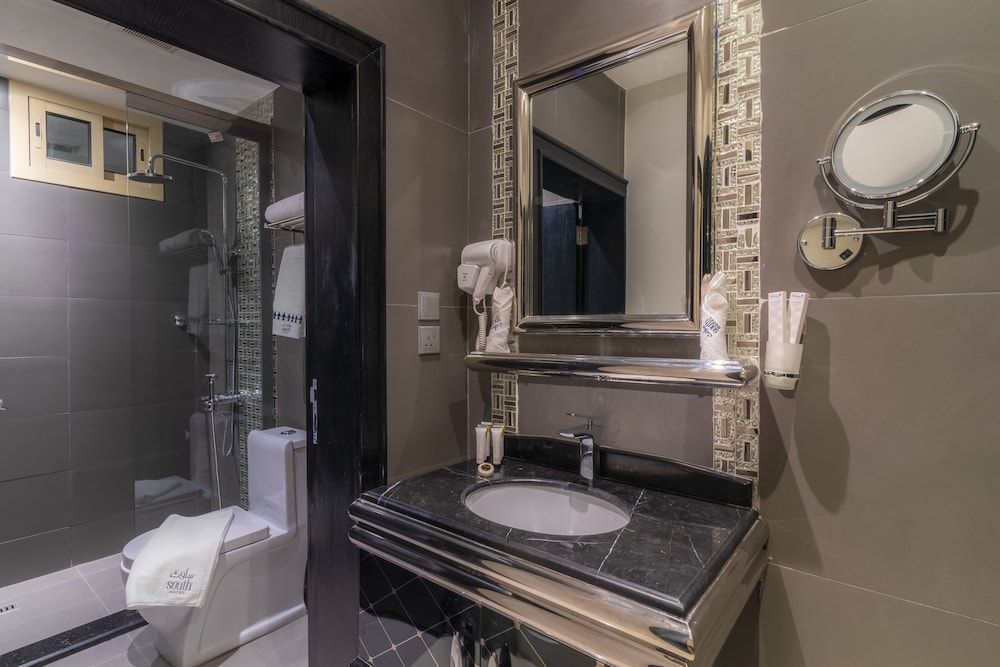South Hotel Suites Deluxe Suite 2